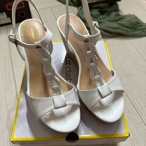 LIZ CLAIBORNE WEDGE SANDALS White